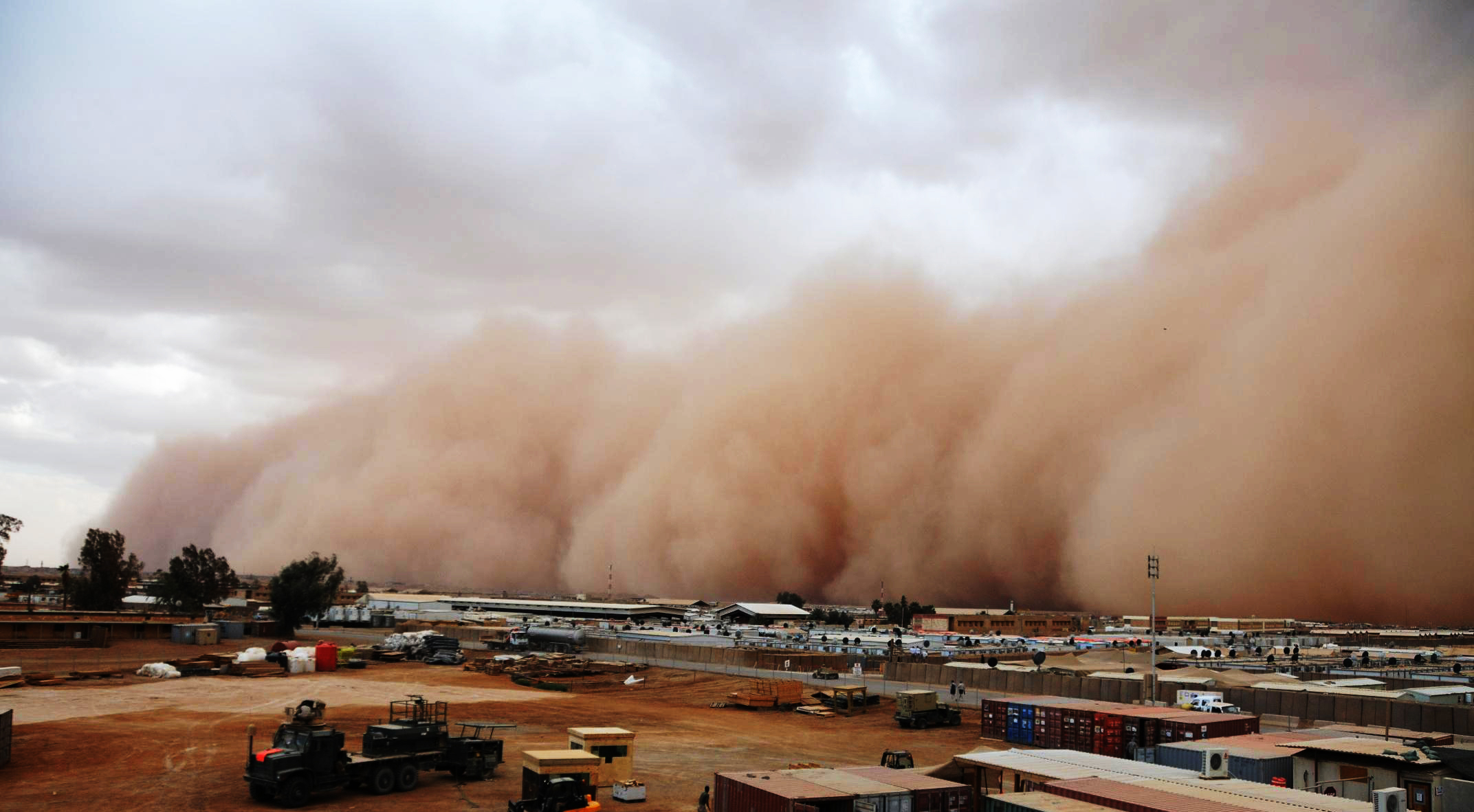 Вода ветер пыль. Самум Песчаная буря. Песчаная буря в Ираке. Песчаная буря Оман. Климат ОАЭ Песчаная буря.